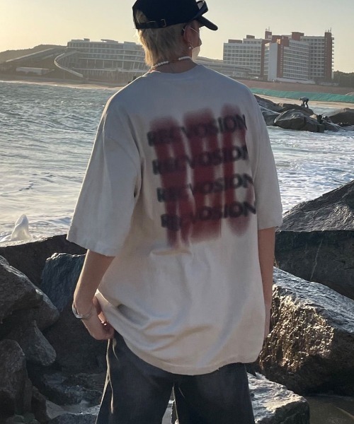 lilful(リルフル)の「【26年春夏新作】染み込みプリント風ロゴビッグシルエットTシャツ(Tシャツ/カットソー・メンズ・ホワイト/ブラック・M/L)」の4枚目の写真