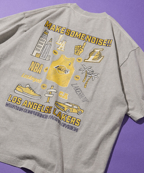 FREAK'S STORE(フリークスストア)の「NBA × FREAK'S STORE 別注 チームイラスト グラフィックバックプリント クルーネックTシャツ(Tシャツ/カットソー・メンズ・ネイビー/チャコールグレー/ブラウン/ナチュラル・LARGE/MEDIUM)」の3枚目の写真