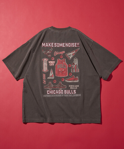 FREAK'S STORE(フリークスストア)の「NBA × FREAK'S STORE 別注 チームイラスト グラフィックバックプリント クルーネックTシャツ(Tシャツ/カットソー・メンズ・ネイビー/チャコールグレー/ブラウン/ナチュラル・LARGE/MEDIUM)」の2枚目の写真