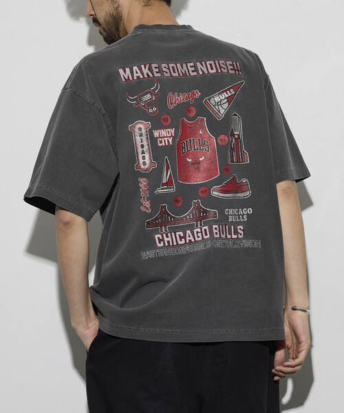 FREAK'S STORE(フリークスストア)の「NBA × FREAK'S STORE 別注 チームイラスト グラフィックバックプリント クルーネックTシャツ(Tシャツ/カットソー・メンズ・ネイビー/チャコールグレー/ブラウン/ナチュラル・LARGE/MEDIUM)」の1枚目の写真