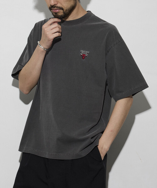 FREAK'S STORE(フリークスストア)の「NBA × FREAK'S STORE 別注 チームイラスト グラフィックバックプリント クルーネックTシャツ(Tシャツ/カットソー・メンズ・ネイビー/チャコールグレー/ブラウン/ナチュラル・LARGE/MEDIUM)」の5枚目の写真