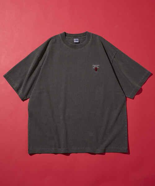 FREAK'S STORE(フリークスストア)の「NBA × FREAK'S STORE 別注 チームイラスト グラフィックバックプリント クルーネックTシャツ(Tシャツ/カットソー・メンズ・ネイビー/チャコールグレー/ブラウン/ナチュラル・LARGE/MEDIUM)」の6枚目の写真