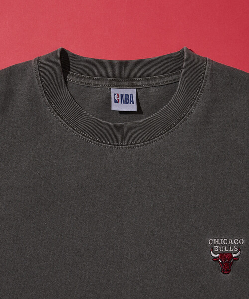 FREAK'S STORE(フリークスストア)の「NBA × FREAK'S STORE 別注 チームイラスト グラフィックバックプリント クルーネックTシャツ(Tシャツ/カットソー・メンズ・ネイビー/チャコールグレー/ブラウン/ナチュラル・LARGE/MEDIUM)」の7枚目の写真
