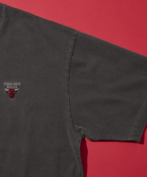 FREAK'S STORE(フリークスストア)の「NBA × FREAK'S STORE 別注 チームイラスト グラフィックバックプリント クルーネックTシャツ(Tシャツ/カットソー・メンズ・ネイビー/チャコールグレー/ブラウン/ナチュラル・LARGE/MEDIUM)」の9枚目の写真