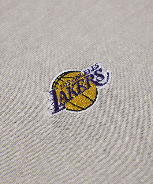 FREAK'S STORE(フリークスストア)の「NBA × FREAK'S STORE 別注 チームイラスト グラフィックバックプリント クルーネックTシャツ(Tシャツ/カットソー・メンズ・ネイビー/チャコールグレー/ブラウン/ナチュラル・LARGE/MEDIUM)」の21枚目の写真