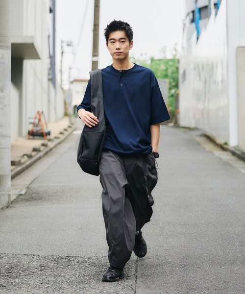 FREAK'S STORE（フリークスストア）の「限定展開 Drymix(R)/ドライミックス リラックスフィット ヘンリーネック Tシャツ/速乾/UVカット（Tシャツ/カットソー・メンズ・ネイビー/ホワイト/チャコールグレー/アッシュグレー/ブラック・SMALL/MEDIUM/LARGE）」の18枚目の写真