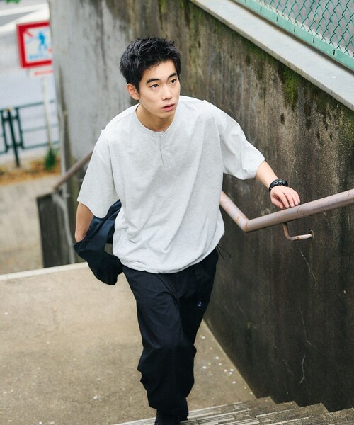 FREAK'S STORE（フリークスストア）の「限定展開 Drymix(R)/ドライミックス リラックスフィット ヘンリーネック Tシャツ/速乾/UVカット（Tシャツ/カットソー・メンズ・ネイビー/ホワイト/チャコールグレー/アッシュグレー/ブラック・SMALL/MEDIUM/LARGE）」の21枚目の写真