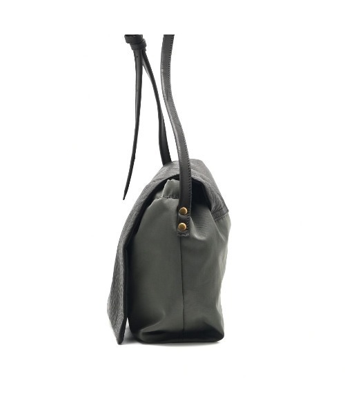CLEDRAN(クレドラン)の「【国産レザー×ナイロン 軽量】CL3994 LIMO FLAP LEATHER SHOULDER(ショルダーバッグ・レディース・グレー/ダークベージュ/ブラック・FREE)」の5枚目の写真
