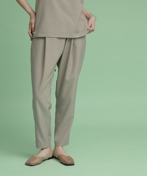 W:Huku(フーク)の「【W:Huku / シルキーサマーツイル】テーパード ラップ パンツ / Silky Summer Twill Tapered Wrap Pants(その他パンツ・レディース・ブラック/グレー/ベージュ・L/M)」の3枚目の写真