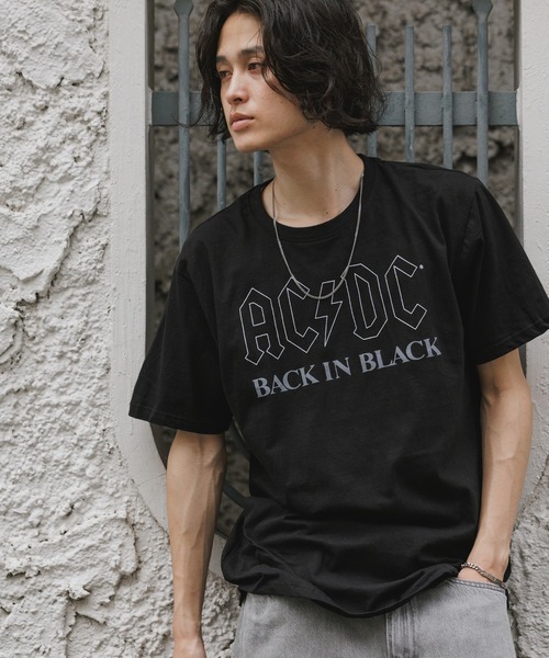 ROOPTOKYO(ループトウキョウ)の「AC/DC/エーシー・ディーシー UNISEX T-SHIRT: BACK IN BLACK バンドTシャツ プリントTシャツ 半袖 クルーネック ロック ストリート メンズ レディース 2026年 夏 夏服(Tシャツ/カットソー・メンズ・ブラック・M/L/XL)」の1枚目の写真