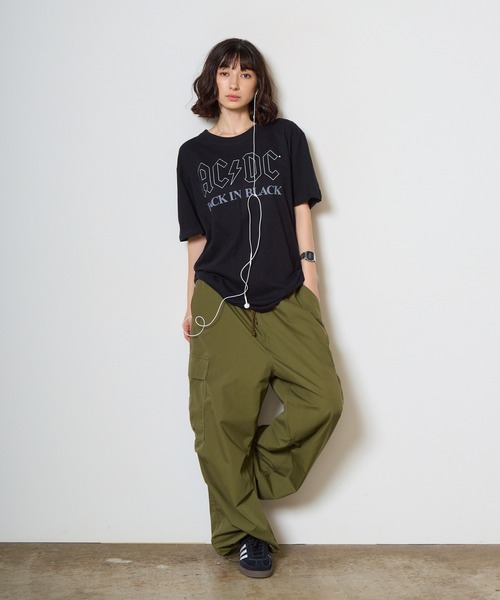 ROOPTOKYO(ループトウキョウ)の「AC/DC/エーシー・ディーシー UNISEX T-SHIRT: BACK IN BLACK バンドTシャツ プリントTシャツ 半袖 クルーネック ロック ストリート メンズ レディース 2026年 夏 夏服(Tシャツ/カットソー・メンズ・ブラック・M/L/XL)」の12枚目の写真