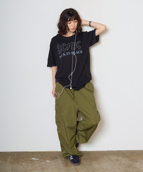 ROOPTOKYO(ループトウキョウ)の「AC/DC/エーシー・ディーシー UNISEX T-SHIRT: BACK IN BLACK バンドTシャツ プリントTシャツ 半袖 クルーネック ロック ストリート メンズ レディース 2026年 夏 夏服(Tシャツ/カットソー・メンズ・ブラック・M/L/XL)」の14枚目の写真