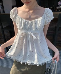 水玉模様のスクエアカラーリボンに小さなフライスリーブトップ