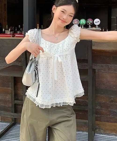 AsheKsha（アシクシャ）の「水玉模様のスクエアカラーリボンに小さなフライスリーブトップ（シャツ/ブラウス・レディース・ホワイト・M）」の2枚目の写真