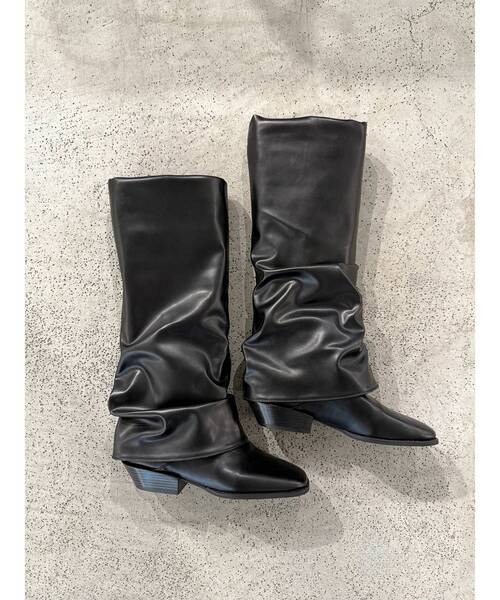Ungrid(アングリッド)の「フェイクレザーロングカバーブーツ(ブーツ・レディース・ブラック/ブラウン・M/L)」の1枚目の写真
