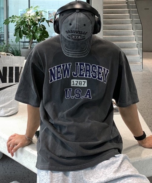 NOWLE(ノウル)の「【NOWLE】ピグメント加工 ヴィンテージライク カレッジロゴプリント 半袖 Tシャツ / ルーズシルエット(Tシャツ/カットソー・メンズ・ダークグレー・X-LARGE/MEDIUM/SMALL)」の2枚目の写真
