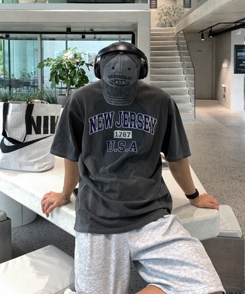 NOWLE(ノウル)の「【NOWLE】ピグメント加工 ヴィンテージライク カレッジロゴプリント 半袖 Tシャツ / ルーズシルエット(Tシャツ/カットソー・メンズ・ダークグレー・X-LARGE/MEDIUM/SMALL)」の7枚目の写真