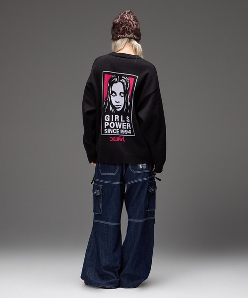 X-girl（エックスガール）の「BOX LOGO AND FACE JACQUARD KNIT TOP（ニット/セーター・レディース・アッシュ/ブラック・ONE SIZE）」の6枚目の写真