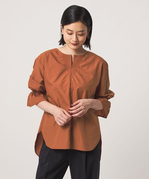 A DAY IN THE LIFE UNITED ARROWS(アデイインザライフユナイテッドアローズ)の「ステッチキーネック キャンディースリーブブラウス 7分袖 <A DAY IN THE LIFE>(シャツ/ブラウス・レディース・ナチュラル/ダークオレンジ/ダークグレー・FREE)」の1枚目の写真