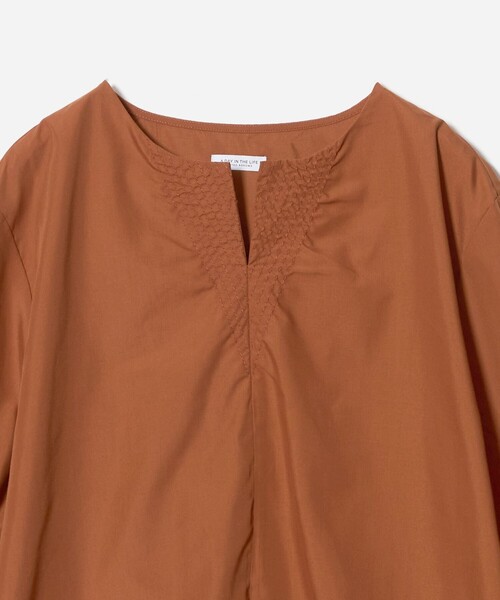 A DAY IN THE LIFE UNITED ARROWS(アデイインザライフユナイテッドアローズ)の「ステッチキーネック キャンディースリーブブラウス 7分袖 <A DAY IN THE LIFE>(シャツ/ブラウス・レディース・ナチュラル/ダークオレンジ/ダークグレー・FREE)」の13枚目の写真