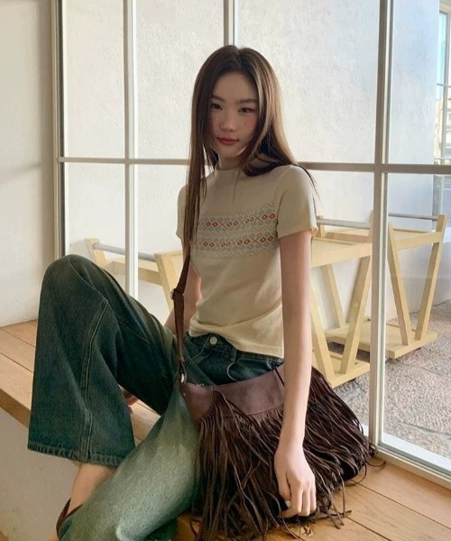 AVYL(アヴィル)の「ジャガード切替 コンパクトニットTシャツ(Tシャツ/カットソー・レディース・ブラック/アイボリー・M)」の6枚目の写真