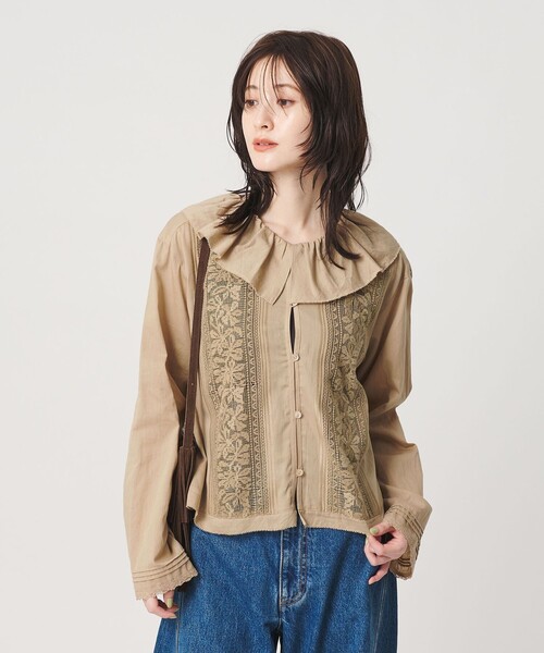 BEAUTY&YOUTH UNITED ARROWS(ビューティーアンドユースユナイテッドアローズ)の「エンブロイダリー フリルカラー シャツ(シャツ/ブラウス・レディース・ベージュ/ブラック/ホワイト・FREE)」の4枚目の写真
