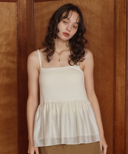 OLUN(オルン)の「frill hem camisole/裾フリルキャミソール(キャミソール・レディース・アイボリー/ブラック・FREE)」の5枚目の写真