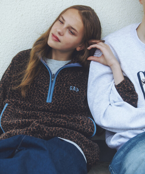 GAP(ギャップ)の「PUBLUX × GAP/ギャップ 別注 配色 フリース ハーフジップ プルオーバー/アノラック 限定展開(スウェット・メンズ・レオパード/サックスブルー/ネイビー/ブラック・SMALL/MEDIUM/LARGE)」の4枚目の写真