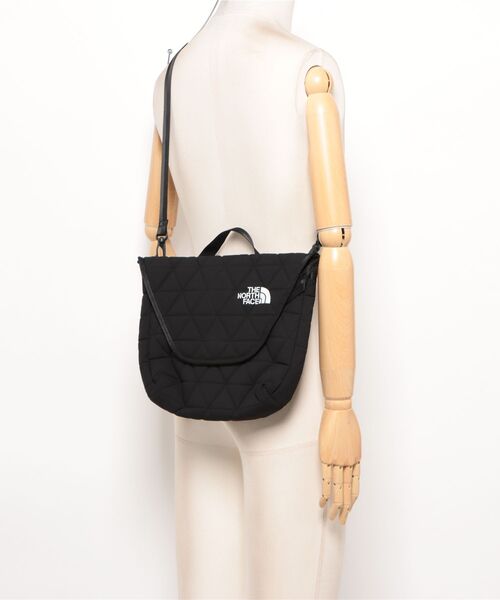 THE NORTH FACE(ザノースフェイス)の「THE NORTH FACE ノースフェイス ジオフェイスショルダー(ショルダーバッグ・レディース・ブラック・FREE)」の5枚目の写真