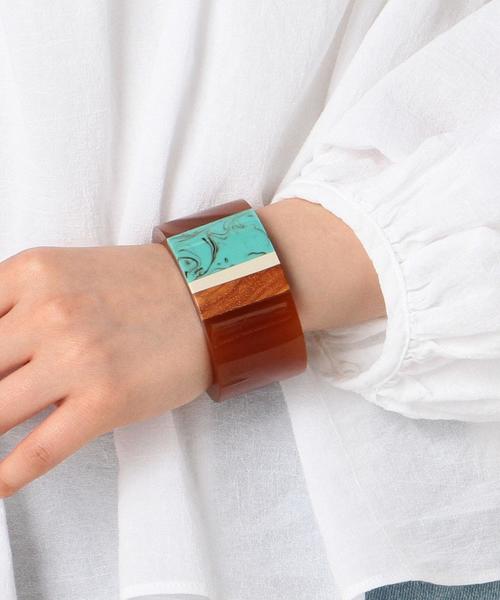 Casselini（キャセリーニ）の「配色ワイドバングル/CASSELIN WIDE BNGL◆（バングル/リストバンド・レディース・ホワイト/ターコイズブルー・FREE）」の7枚目の写真