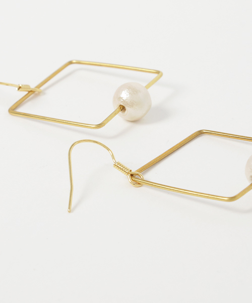 bico（ビコ）の「bico/sikaku pearl pierce（ピアス（両耳用）・レディース・ベージュ・FREE）」の2枚目の写真