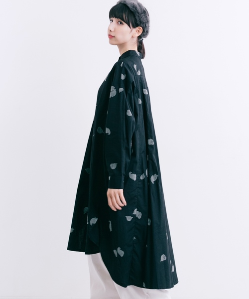 MERLOT（メルロー）の「あざらしフロッキーシャツワンピース2465（シャツワンピース・レディース・ホワイト/ブラック・FREE）」の2枚目の写真