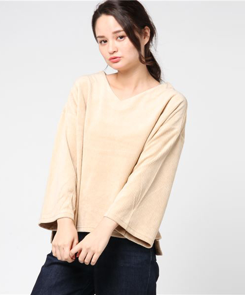 earth music&ecology(アースミュージックアンドエコロジー)の「・Vネック抜け衿プルオーバー(Tシャツ/カットソー・レディース・ブラック/ベージュ/グレー/ピンクベージュ・FREE)」の4枚目の写真