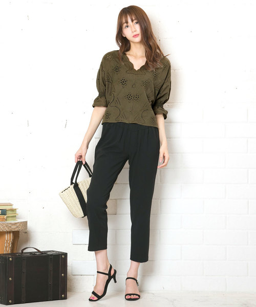 KOBE LETTUCE（コウベレタス）の「パンチングレーススカラップVネックコットンブラウス/レディース/トップス[C2690]神戸レタス（シャツ/ブラウス・レディース・ブラック/ネイビー/オフホワイト/サックスブルー/ラベンダー/カーキ/ブラウン・FREE）」の4枚目の写真