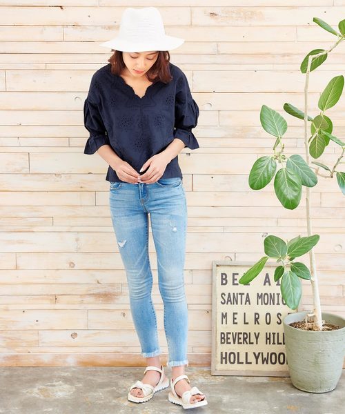 KOBE LETTUCE（コウベレタス）の「パンチングレーススカラップVネックコットンブラウス/レディース/トップス[C2690]神戸レタス（シャツ/ブラウス・レディース・ブラック/ネイビー/オフホワイト/サックスブルー/ラベンダー/カーキ/ブラウン・FREE）」の14枚目の写真