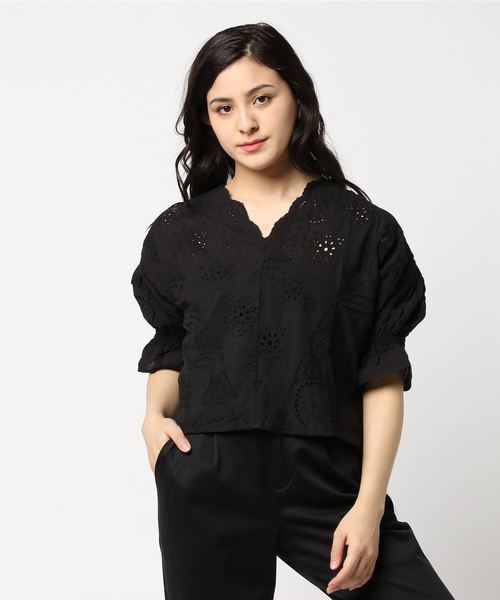 KOBE LETTUCE（コウベレタス）の「パンチングレーススカラップVネックコットンブラウス/レディース/トップス[C2690]神戸レタス（シャツ/ブラウス・レディース・ブラック/ネイビー/オフホワイト/サックスブルー/ラベンダー/カーキ/ブラウン・FREE）」の3枚目の写真