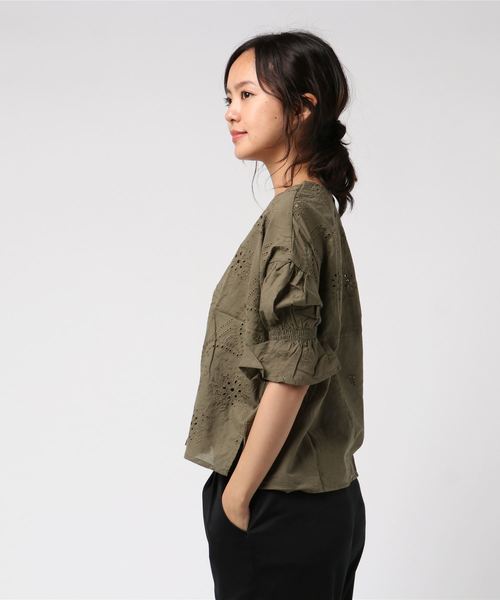 KOBE LETTUCE（コウベレタス）の「パンチングレーススカラップVネックコットンブラウス/レディース/トップス[C2690]神戸レタス（シャツ/ブラウス・レディース・ブラック/ネイビー/オフホワイト/サックスブルー/ラベンダー/カーキ/ブラウン・FREE）」の8枚目の写真