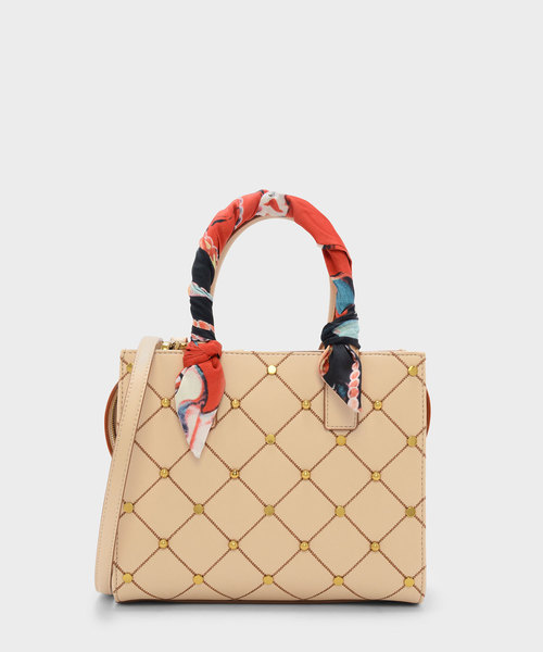 CHARLES & KEITH(チャールズ & キース)の「スカーフラップハンドルキルトトート / SCARF WRAPPED HANDLE QUILTED TOTE(トートバッグ・レディース・ブラック/ベージュ・M)」の2枚目の写真