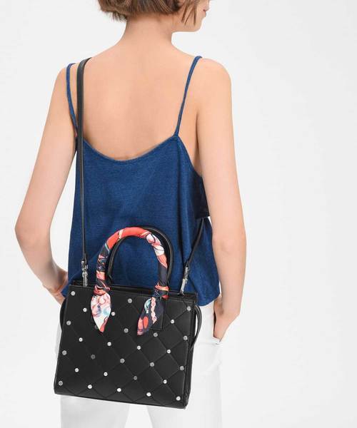 CHARLES & KEITH(チャールズ & キース)の「スカーフラップハンドルキルトトート / SCARF WRAPPED HANDLE QUILTED TOTE(トートバッグ・レディース・ブラック/ベージュ・M)」の3枚目の写真