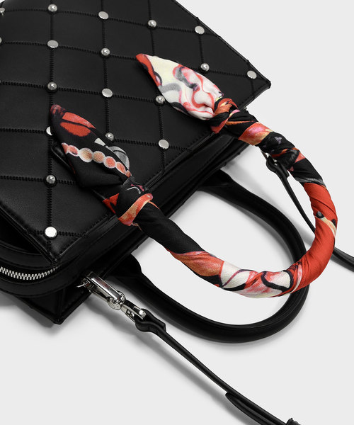 CHARLES & KEITH(チャールズ & キース)の「スカーフラップハンドルキルトトート / SCARF WRAPPED HANDLE QUILTED TOTE(トートバッグ・レディース・ブラック/ベージュ・M)」の4枚目の写真