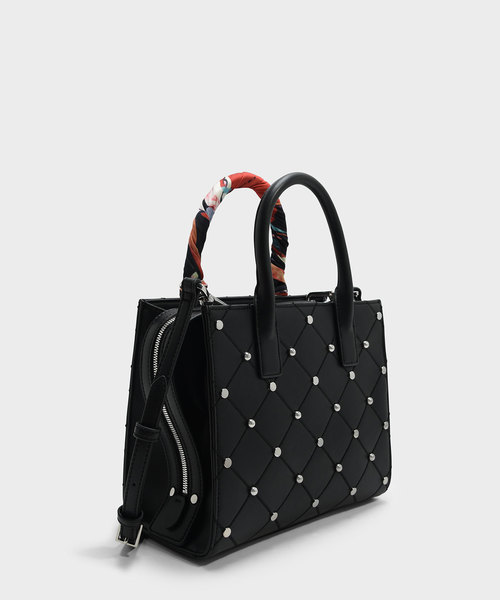 CHARLES & KEITH(チャールズ & キース)の「スカーフラップハンドルキルトトート / SCARF WRAPPED HANDLE QUILTED TOTE(トートバッグ・レディース・ブラック/ベージュ・M)」の5枚目の写真