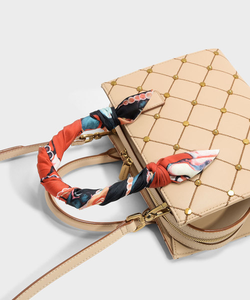 CHARLES & KEITH(チャールズ & キース)の「スカーフラップハンドルキルトトート / SCARF WRAPPED HANDLE QUILTED TOTE(トートバッグ・レディース・ブラック/ベージュ・M)」の8枚目の写真