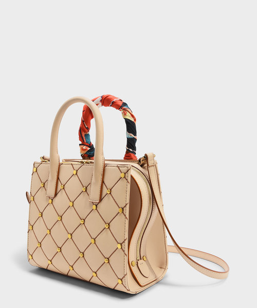 CHARLES & KEITH(チャールズ & キース)の「スカーフラップハンドルキルトトート / SCARF WRAPPED HANDLE QUILTED TOTE(トートバッグ・レディース・ブラック/ベージュ・M)」の9枚目の写真