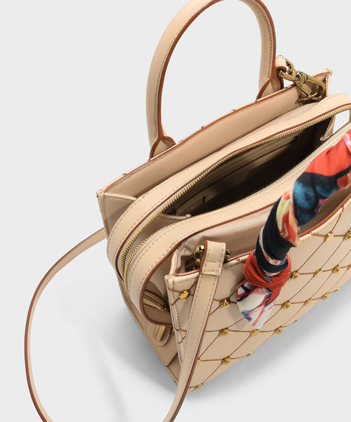 CHARLES & KEITH(チャールズ & キース)の「スカーフラップハンドルキルトトート / SCARF WRAPPED HANDLE QUILTED TOTE(トートバッグ・レディース・ブラック/ベージュ・M)」の10枚目の写真