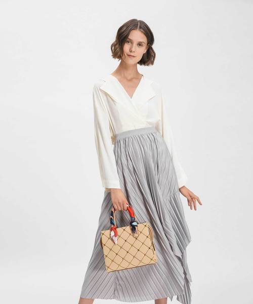 CHARLES & KEITH(チャールズ & キース)の「スカーフラップハンドルキルトトート / SCARF WRAPPED HANDLE QUILTED TOTE(トートバッグ・レディース・ブラック/ベージュ・M)」の11枚目の写真