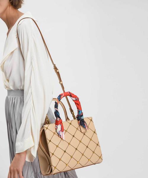 CHARLES & KEITH(チャールズ & キース)の「スカーフラップハンドルキルトトート / SCARF WRAPPED HANDLE QUILTED TOTE(トートバッグ・レディース・ブラック/ベージュ・M)」の12枚目の写真