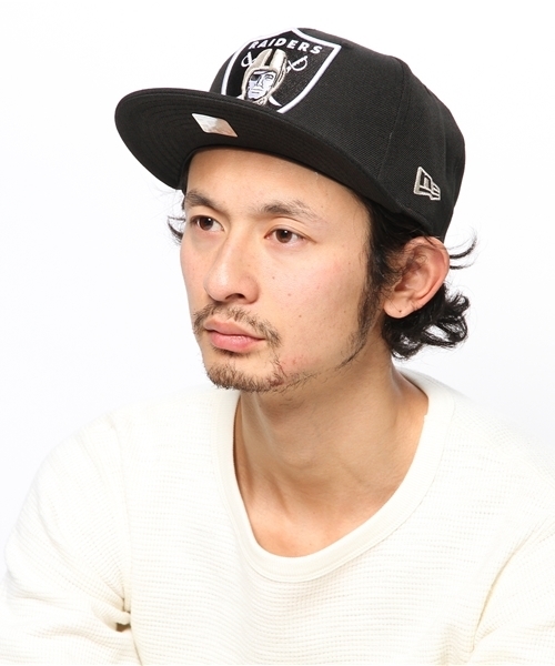BEAMS（ビームス）の「NEW ERA×BEAMS / 別注 BIG LOGO 59FIFTY（キャップ・メンズ・ブラック/レッド/ネイビー・7 1/2/7 3/8）」の4枚目の写真