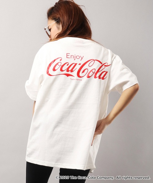 POWER TO THE PEOPLE(パワートゥーザピープル)の「【POWER TO THE PEOPLE×Coca Cola】ダブルネーム コカ・コーラ コラボ ロゴ&ボトルプリント 半袖Tシャツ(Tシャツ/カットソー・メンズ・ホワイト系その他2/ベージュ系その他/ベージュ系その他2/ブラック系その他2/パープル/ピンク系その他/ブラック/ブラック系その他/ホワイト系その他/オフホワイト/ベージュ/ピンク・LL/L/M)」の2枚目の写真