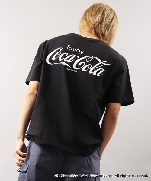 POWER TO THE PEOPLE(パワートゥーザピープル)の「【POWER TO THE PEOPLE×Coca Cola】ダブルネーム コカ・コーラ コラボ ロゴ&ボトルプリント 半袖Tシャツ(Tシャツ/カットソー・メンズ・ホワイト系その他2/ベージュ系その他/ベージュ系その他2/ブラック系その他2/パープル/ピンク系その他/ブラック/ブラック系その他/ホワイト系その他/オフホワイト/ベージュ/ピンク・LL/L/M)」の4枚目の写真