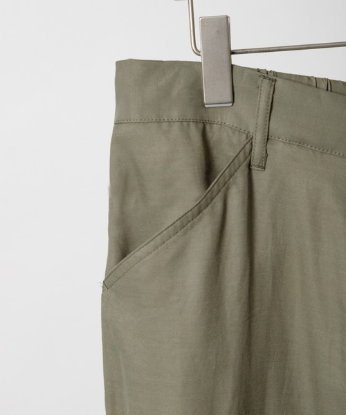 ADAM ET ROPE'(アダムエロペ)の「〈WEB・一部店舗限定〉とろみサテン ワイドテーパード イージーパンツ(その他パンツ・メンズ・ネイビー/カーキ/ブラウン系その他2・M/L)」の19枚目の写真